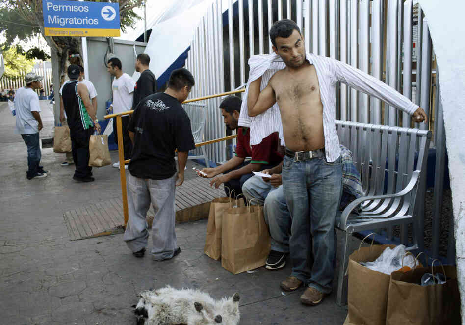 Illegal immigrants on Mexico-Arizona border Illegal immigrants on Mexico-Arizona border